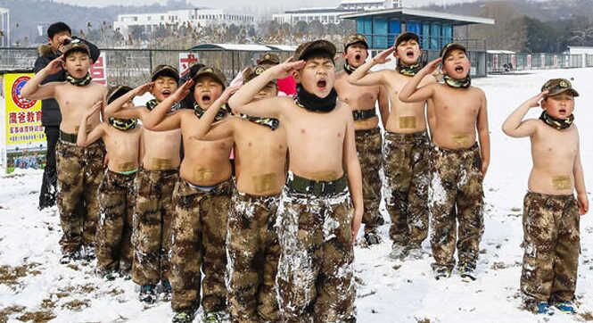14个娃南京雪地“裸训” 最大仅6岁