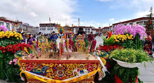 西藏各地群众欢庆藏历新年