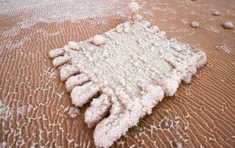 山西运城盐池形成“粉红沙漠”奇观
