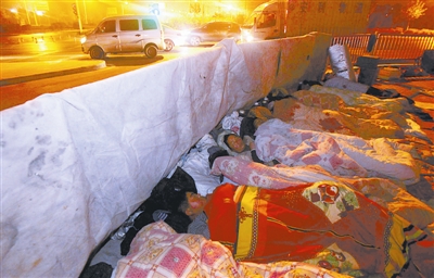 郑州大桥下仍睡着农民工