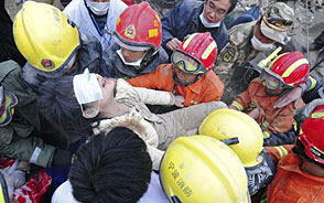 宁波塌楼事故:女子被埋废墟22小时后获救