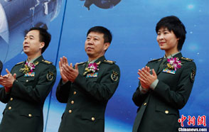 “神九”三名航天员军装造型亮相上海