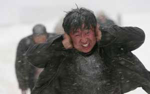 北京雪中转移京藏高速2000余名受困者