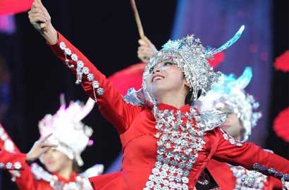 国内首个大型苗侗风情舞台秀《银·秀》贵州凯里首演