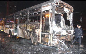 哈尔滨一公交车行驶中突然着火 被烧成空壳