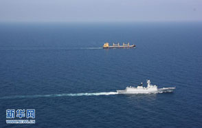 航拍中国海军舰艇编队执行共同护航任务