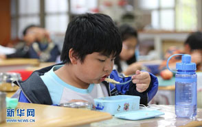 新华社记者台北体验学生“营养午餐”