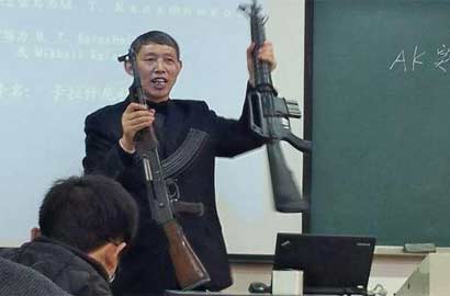 国内某理工科大学老师持AK-47步枪授课 让学生拆解