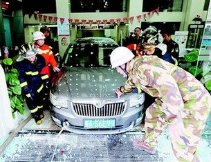 武汉女司机倒车误踩油门冲进银行 被误以为抢劫