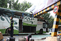 广东：客车被限高架“切头” 致2死9伤