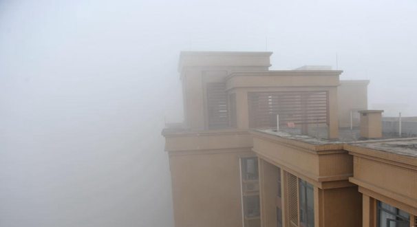 成都遭大雾锁城 能见度不足百米