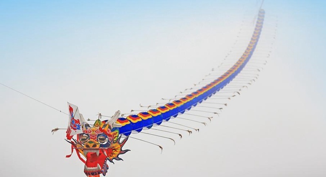 世界最长风筝重庆放飞 长达6000米