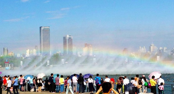 江西南昌现“喷泉彩虹”美景吸引游客观赏