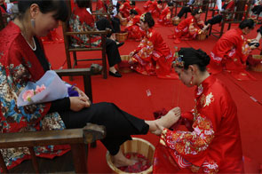 杭州24位媳妇为婆婆洗脚集体过母亲节