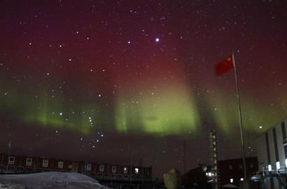 中国南极中山站夜空现绚丽极光