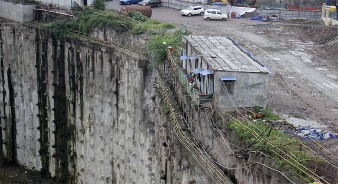 重庆一临时农民工住房搭建25米大坑边