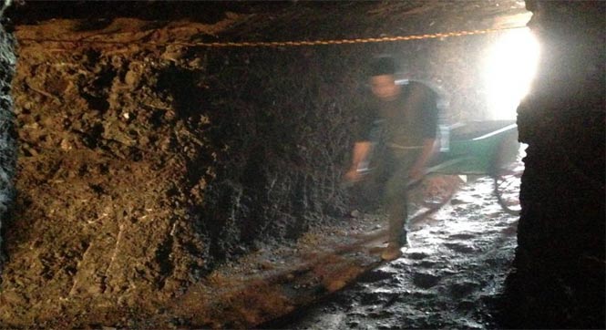 村民挖数十米深“巨坑”盗挖南红玛瑙