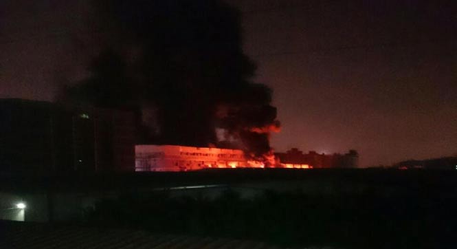 福建泉州一工厂发生火灾