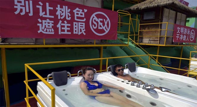重庆高温水公园人满为患 管理人员要求文明游泳