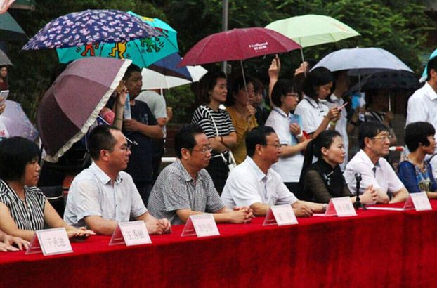 郑州中学生雨中会操表演　领导“陪淋”