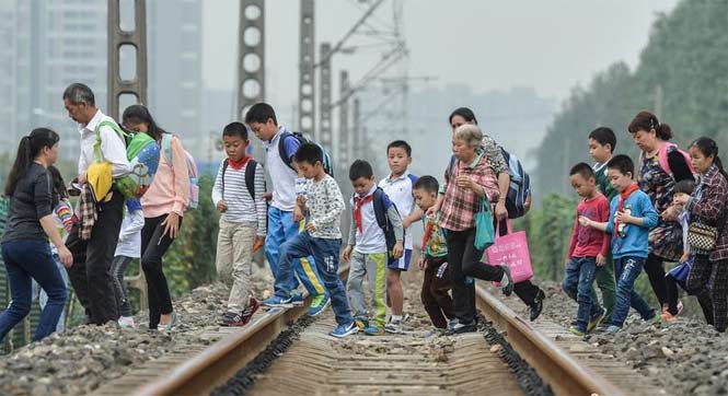 成都数百小学生横穿铁路上下学