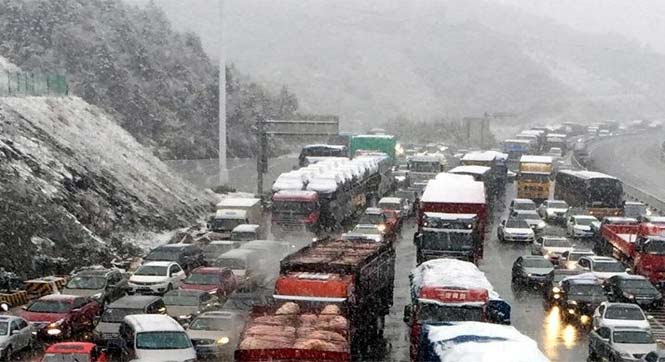 江西突降大雪 高速公路现8公里拥堵车辆