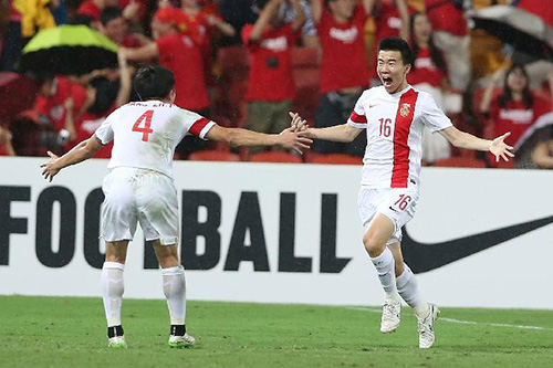 亚洲杯:国足2-1逆转乌兹别克斯坦 小组提前出线