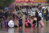 广州火车站站外广场两嫌犯追砍群众 致9人受伤