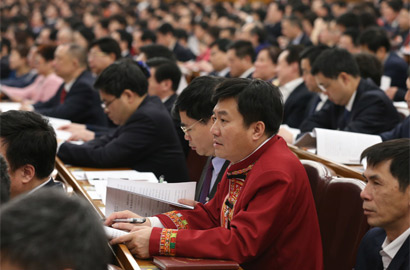 林武民代表在第二次全体会议上听取报告