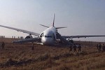 一架土耳其客机在加德满都机场冲出跑道 鼻轮折断