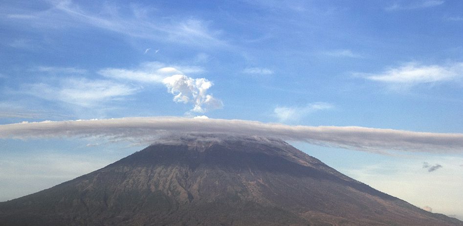 印尼巴厘岛阿贡火山活动下降 相关部门提醒群