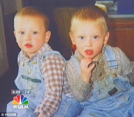美国双胞胎兄弟相继死于溺水时隔仅7个月 2012年3月，美国的密苏里州，一名6岁的小男孩莫名地失踪，警方经过搜寻后，最终在他家附近的一个池塘发现了这名小男孩的尸体。当时，有超过100名志愿者参与寻找该名男孩的下落，警方甚至还出动直升机在该区域进行搜寻。最终，警方在离他家约180米处的一个池塘里发现了这名男孩的尸体，而就在7个月前，这名男孩的双胞胎哥哥也在另一个池塘溺水身亡。