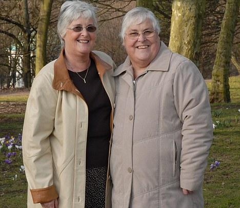 咫尺天涯英国失散67年双胞胎姐妹竟近在眼前 2011年4月，英国一对失散了67年的双胞胎姐妹最后发现原来她们一直生活在相距仅5公里的地方。1943年，她们被分别送给别人领养，而后来发现她们都一直住在约克郡的罗瑟勒姆。她们的医生和牙医都是同样的人，而她们的孙辈在同一个戏剧小组里。其中的詹妮弗竟然还在一家药房工作了40年，而另一人朱迪思则经常打电话在这里订药。