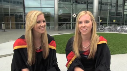 英国双胞胎姐妹花成绩均优考分工作均一致 2012年7月，英国一对双胞胎姐妹花不仅长相一样，学习成绩、考试分数以及事业发展轨迹也都一样。这对漂亮的姐妹花分别叫梅尔与何莉。她们以同样优异的成绩一同从英国诺桑比亚大学法学院毕业，不仅如此，她们还被同一家律师事务所聘用。梅尔与何莉对彼此轨迹的“一致”感到惊喜。她们说，一直以来两人都互相在较劲，希望超过对方，但也互相鼓劲加油。然而事实是，她们总能够取得相同的成绩。