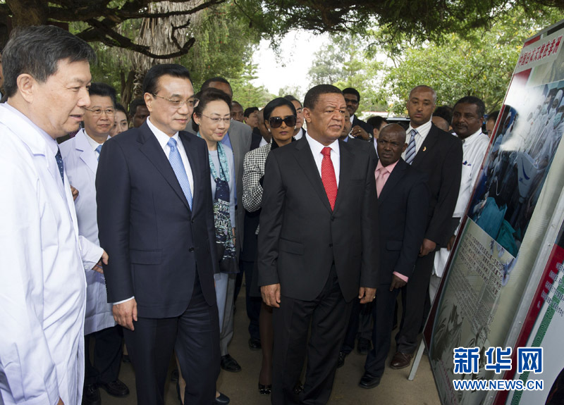 5月6日，中国国务院总理李克强与埃塞俄比亚总统穆拉图一同来到亚的斯亚贝巴阿勒塔医院，看望受益于中国免费白内障手术“光明行”活动的埃塞俄比亚患者。这是李克强在观看“光明行”活动展板。 新华社记者 谢环驰 摄 