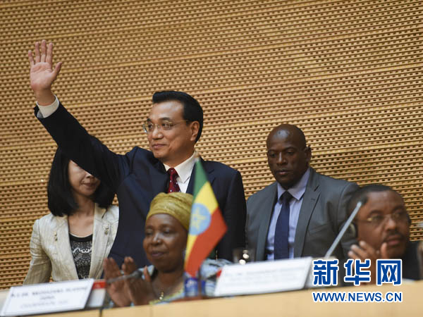 5月5日，中国国务院总理李克强在位于亚的斯亚贝巴的非洲联盟总部发表题为《开创中非合作更加美好的未来》的演讲。这是李克强步入会场时向听众挥手致意。新华社记者 李学仁 摄 