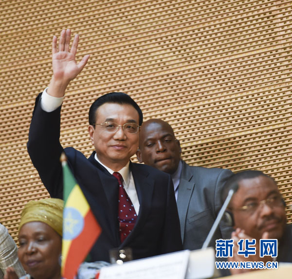 5月5日，中国国务院总理李克强在位于亚的斯亚贝巴的非洲联盟总部发表题为《开创中非合作更加美好的未来》的演讲。这是李克强步入会场时向听众挥手致意。新华社记者 李学仁 摄 