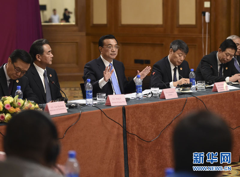 5月6日，中国国务院总理李克强在埃塞俄比亚首都亚的斯亚贝巴出席中非经贸人文座谈会。 新华社记者 李学仁 摄 