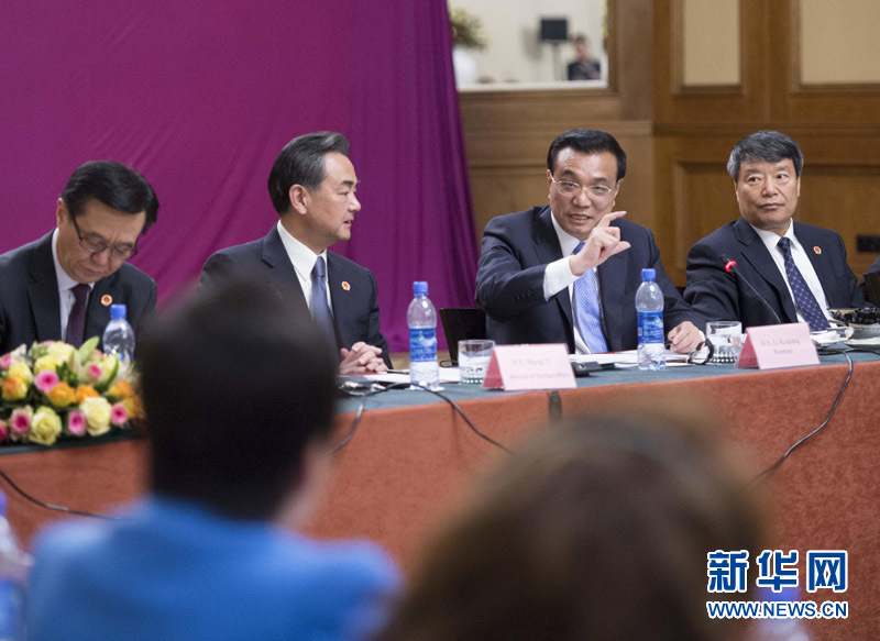  5月6日，中国国务院总理李克强在埃塞俄比亚首都亚的斯亚贝巴出席中非经贸人文座谈会。 新华社记者 王晔 摄 