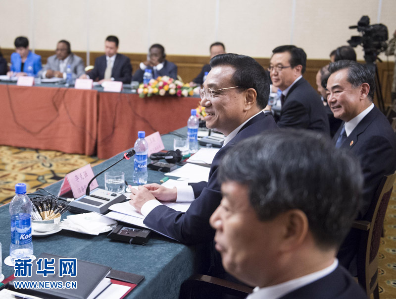 5月6日，中国国务院总理李克强在埃塞俄比亚首都亚的斯亚贝巴出席中非经贸人文座谈会。 新华社记者 王晔 摄 