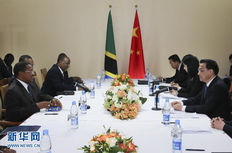 5月7日，正在尼日利亚访问的中国国务院总理李克强在阿布贾会见出席第24届世界经济论坛非洲峰会全会的坦桑尼亚总统基奎特。 新华社记者丁林 摄 