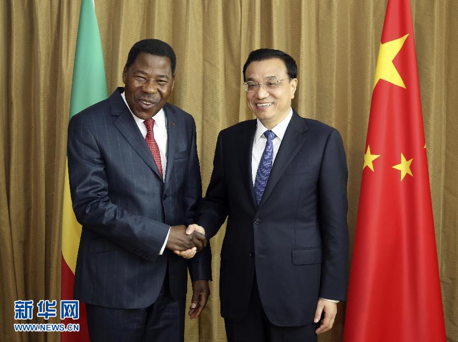 5月7日，正在尼日利亚访问的中国国务院总理李克强在阿布贾会见出席第24届世界经济论坛非洲峰会全会的贝宁总统亚伊。 新华社记者 丁林 摄 