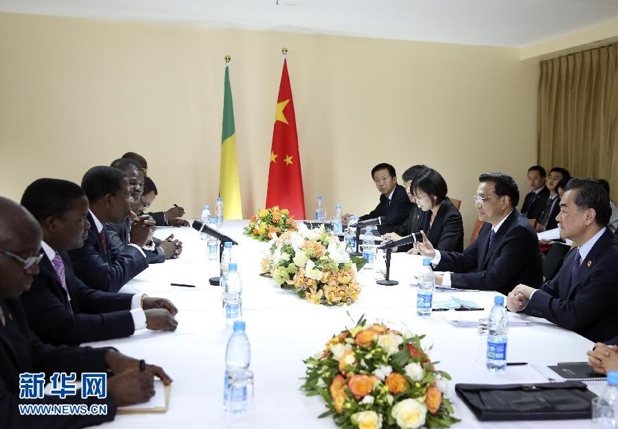 5月7日，正在尼日利亚访问的中国国务院总理李克强在阿布贾会见出席第24届世界经济论坛非洲峰会全会的贝宁总统亚伊。 新华社记者 丁林 摄 