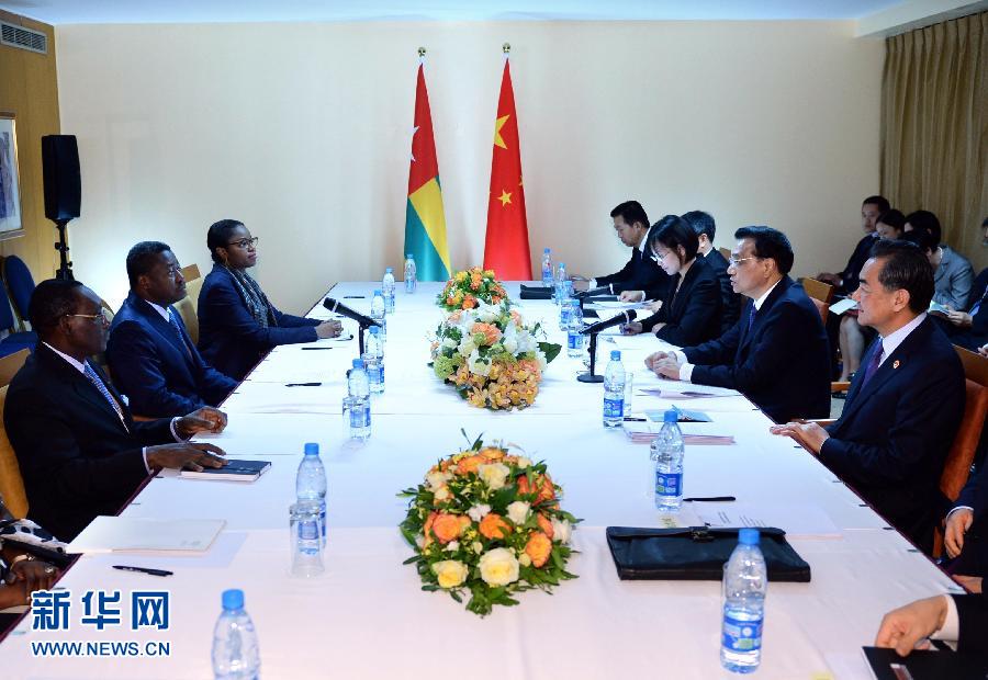 5月7日，正在尼日利亚访问的中国国务院总理李克强在阿布贾会见出席第24届世界经济论坛非洲峰会全会的多哥总统福雷。 新华社记者 李涛 摄 