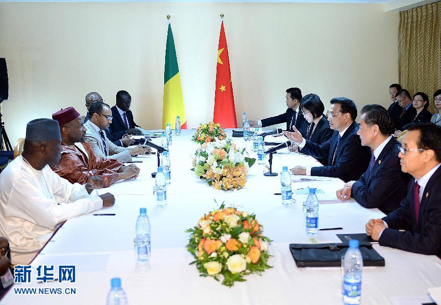 5月7日，正在尼日利亚访问的中国国务院总理李克强在阿布贾会见出席第24届世界经济论坛非洲峰会全会的马里总理马拉。 新华社记者 李涛 摄 