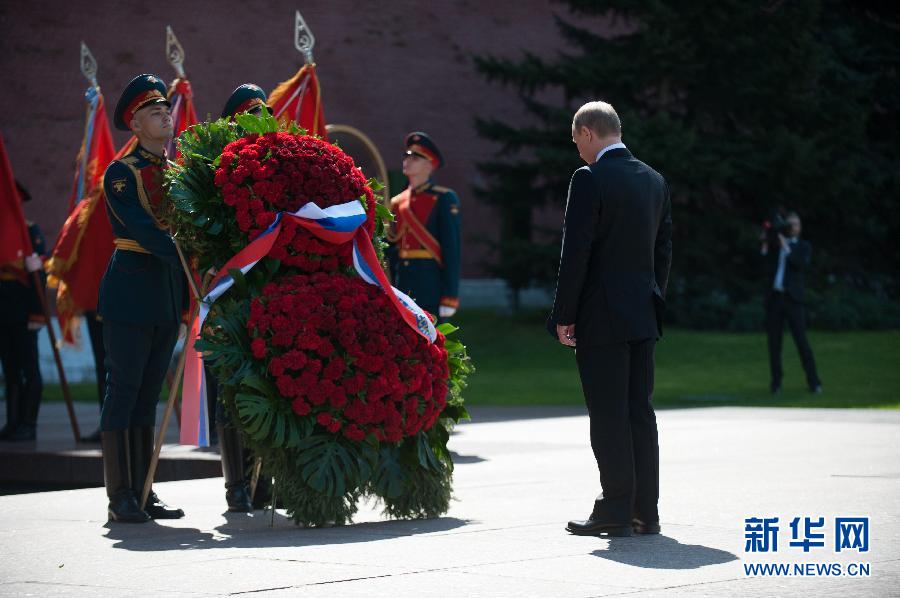 （国际）（3）普京向无名烈士墓献花圈纪念卫国战争胜利