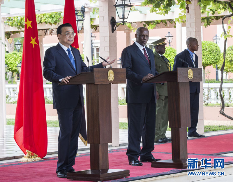  5月9日，中国国务院总理李克强在安哥拉总统府同安总统多斯桑托斯举行会谈后共同会见记者并回答提问。新华社记者 王晔 摄 