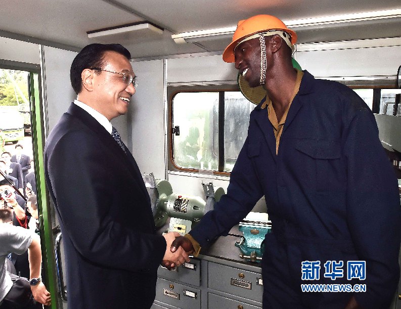 5月11日，中国国务院总理李克强参观肯尼亚国家青年服务队。这是李克强与服务队队员亲切交谈。 新华社记者 李涛 摄