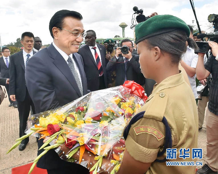 5月11日，中国国务院总理李克强参观肯尼亚国家青年服务队。这是服务队队员向李克强敬献鲜花。 新华社记者 李涛 摄