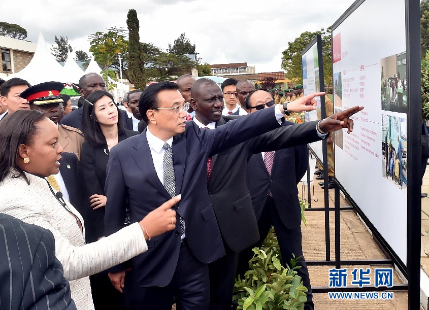 5月11日，中国国务院总理李克强参观肯尼亚国家青年服务队。这是李克强在参观项目展板，详细了解服务队运营和中肯项目合作等情况。新华社记者 李涛 摄